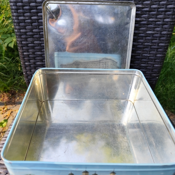 Large Vintage TRAFALGAR SQUARE Tin Container by Elkes Biscuits - Picture 8 of 9